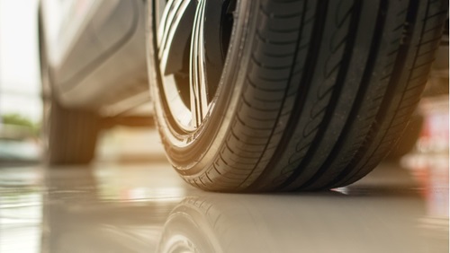 close-up van autoband onder auto